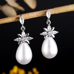 Elegante bloem parel hangende oorknopjes met sprankelende zircon kristallen voor vrouwen en feesten.