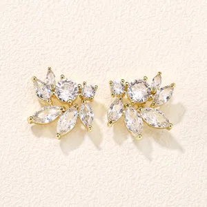 Detail van vergulde oorknopjes met marquise en ronde zirkonia stenen close up view