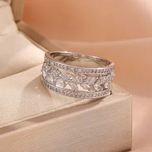 Prachtige drielaagse zirkoonring met een delicaat tarweblad hol design voor dames.