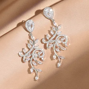 Elegante bruid oorbellen met wijnblad en sprankelende zirkonia perfect voor de avond.