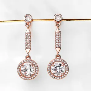 Gedetailleerd overzicht van elegante roségouden oorbellen met schitterende kristallen.