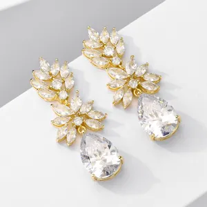 Elegante vergulde zirkonia hangende oorbellen met prachtige markies- en peervormige stenen.
