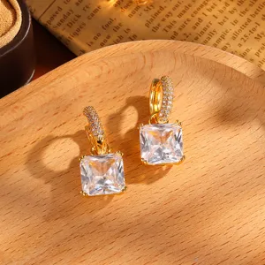 Gedetailleerd uitzicht op vierkante zirconia oorbellen, elegant verguld gouden design.