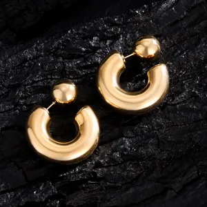 Gouden chunky roestvrijstalen C-vormige oorbellen met bal, stijlvolle detailfoto.