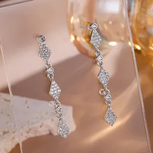 Elegante zilveren ruitvormige ketting oorbellen sprankelende zirkonia voor avondfeest en gala.