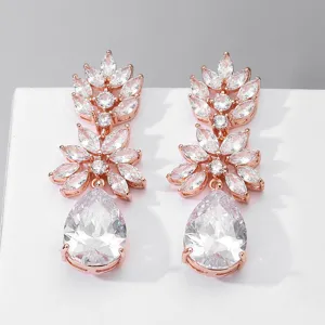 Elegante roségoudkleurige oorbellen met kubieke zirkonia en schitterende kristallen.