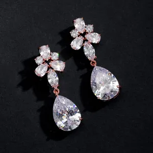 Gedetailleerde close-up van sprankelende zirkonia oorbellen met een elegante roségouden afwerking.