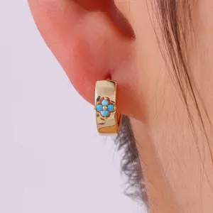 Chique gouden oorringen met blauw vierbladig klaver zircon ontwerp voor dagelijks gebruik.