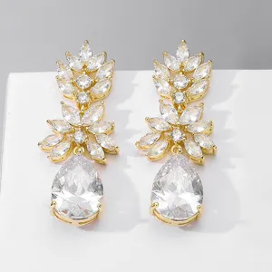 Prachtige zirconia oren met druppelhangers en een elegant geometrisch bloemendesign voor dames.