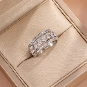 Prachtige 3-laags pave zirkoon ring met holle graanblad ontwerp in elegante doos.