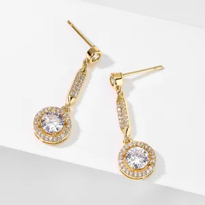 Prachtige vergulde oorbellen met glanzende kubieke zirkonia en fijne elegante details.