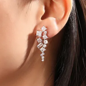 Gedetailleerd overzicht van elegante zilverkleurige hangende oorbellen met geometrische zirkonia