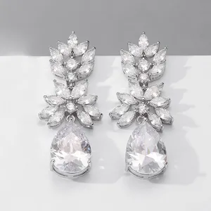 Prachtige zilverkleurige oorbellen met schitterende zirconia druppelstenen voor dames.