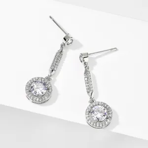 Modieuze zilveren oorbellen met fonkelende zirkonia, elegant ontwerp voor dames.