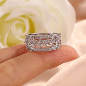 Gedetailleerde close-up van een brede drielaagse zirconia ring met elegant bladmotief.