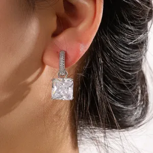 Elegante vierkante kristallen oorbellen met sprankelende stenen voor dames feestelijk.