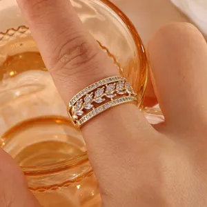 Detailopname van de drielaagse zirkonia ring met een elegant opengewerkt tarweblad ontwerp.