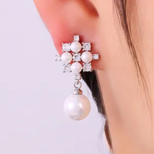 Elegante oorbellen met parels en zirkonia voor vrouwen, stijlvol clusterontwerp.