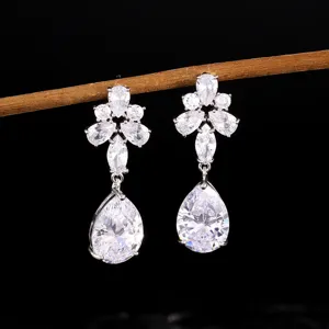 Elegante Koperen Waterdruppel Oorbellen Super Glimmende Strass Druppel Oorbellen Luxe Ontwerp Bruidsfeest Sieraden Voor Vrouwen