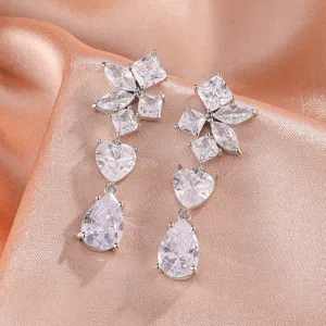 Elegante lange zirkonia oorhangers met schitterende bloemencluster en druppelvormige stenen.