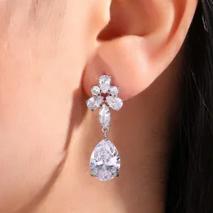 Elegante hangende oorbellen van zilver met fonkelende kubieke zirkonia stenen voor dames.