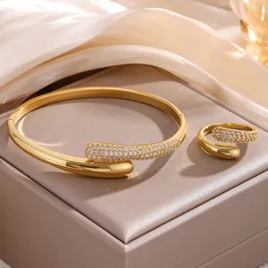Vergulde open armband en ring set met zirkonia stenen, elegante sieraden hoofdafbeelding.