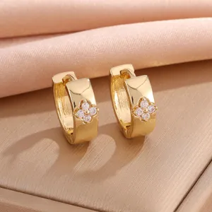 Elegante vergulde oorbellen met fonkelende zirkonia in een klassiek klaverbladontwerp.