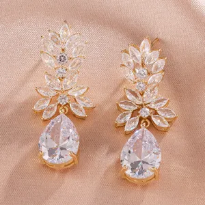 Elegante vergulde zirkonia hangende oorknoppen met prachtige sprankelende stenen in druppelvorm.