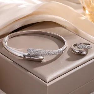 Elegant zilverkleurig open armband en ring set met sprankelende kristallen voor dames mode.