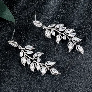 Elegante zilverkleurige lange blad kwast kubieke zirkonia oorbellen druppel voor vrouwen.