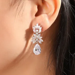 Prachtige zilverkleurige zirconia oorbellen met elegante markies- en druppelvormige stenen.
