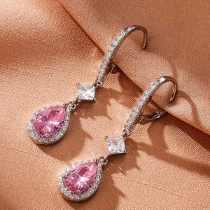 Elegante lange hangende oorknopjes met sprankelende roze peervormige zirkonia stenen.