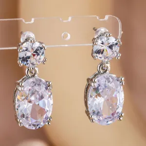 Gedetailleerde close-up van elegante dubbellaagse kristallen zirkonia oorbellen voor dames.
