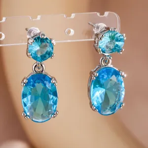Elegante dubbellaags blauwe zirkonia oren detail opname, sprankelend kristal druppel ontwerp.