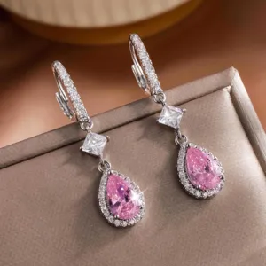 Elegante lange roze zirkonia oorbellen met sprankelende kristallen voor dagelijkse stijl.