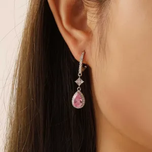 Lange roze zirkonia druppel hangende oorknoppen voor vrouwen elegante bruids sieraden hoofdaanzicht.