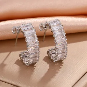 Elegante C-vormige oorbellen met fonkelende zirkonia stenen voor dames modieuze sieraden.