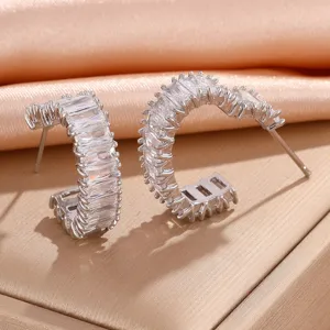 Prachtige C-vormige oorringen met baguette zirkonia stenen, elegante en schitterende detailopname.