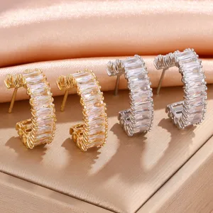 Prachtige baguette zirkonia C-oorringen met fonkelende steden in goud en zilver tinten.