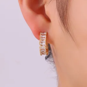 Vergulde C-vormige zirkoon oorbellen detailweergave, elegante dames mode sieraden