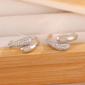 Prachtige zilverkleurige C-vormige oren met half ingelegde kristallen en glad design.