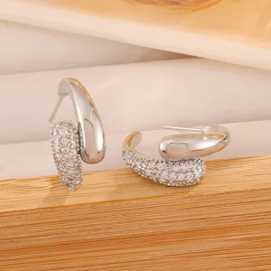 Zilveren zirkonia C-vormige oorbellen, stijlvolle straatmode sieraden voor dagelijks gebruik.