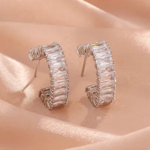 Elegante zilverkleurige C-vormige baguette zirkoon oorknopjes voor dames mode sieraden.