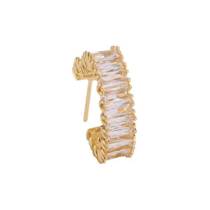 Elegante vergulde C-vormige oorbellen versierd met schitterende baguette zirkonia stenen.