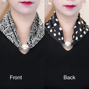 Gros plan sur l'élégant foulard à fermoir aimanté perlé, motifs cachemire et pois classiques.