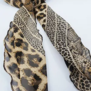 Detailansicht der modischen Chiffonschal-Struktur mit Leoparden- und Schlangenmuster.