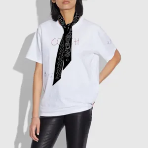 Élégant foulard en soie noir étroit pour femme, ruban de cou chic et accessoire de sac.