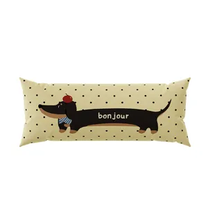 Détail de coussin long teckel crème, polochon mignon à pois pour canapé et lit.