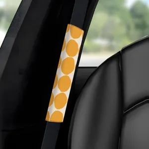 Nahaufnahme des gelb-weißen Polka-Dot Auto Sicherheitsgurt Polsters für den Innenbereich