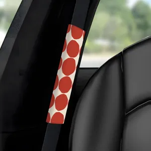 Nahaufnahme Detail des stilvollen roten Pünktchen Auto-Sicherheitsgurt-Schulterpolsters.
